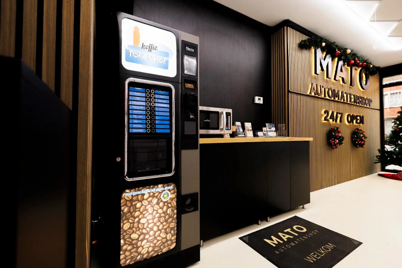 Koffiehoek en toonbank in de MATO Automatenshop