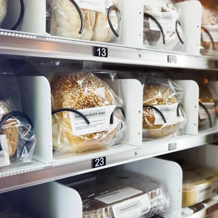 Verse broodjes en belegde sandwiches in de gekoelde automaat