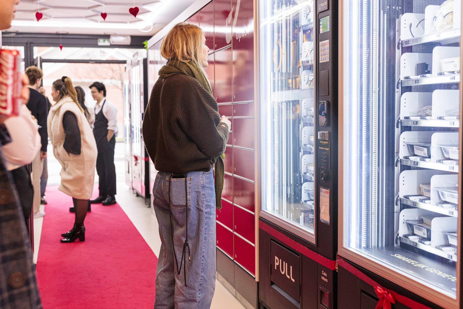 Bezoekers bij de automaten tijdens de opening